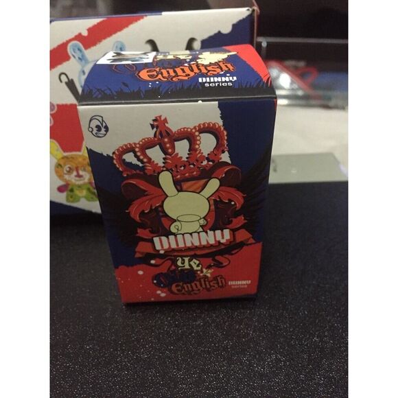 Kidrobot Dunny UK SERIES 3" Ye Olde English Mr Frames 2/25 2009 Toy Vinyl - Picture 7 of 8